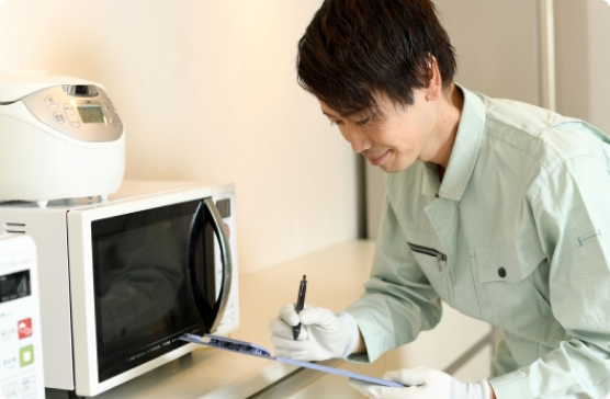 丁寧に家電を養生するスタッフ