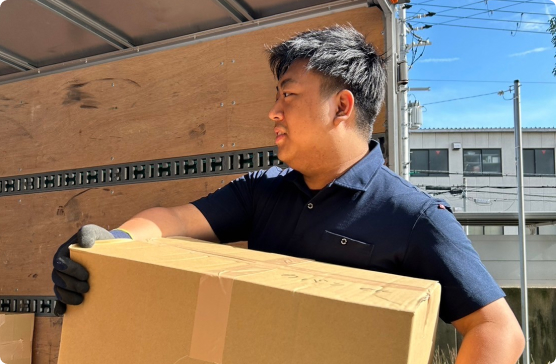 段ボールを運ぶスタッフ