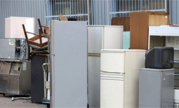 不回収された不用品の冷蔵庫や洗濯機などが並んでいる様子