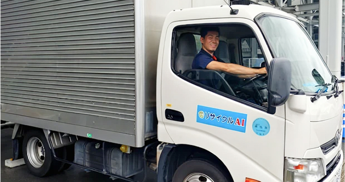 ベストワンのスタッフがトラックに乗っている様子