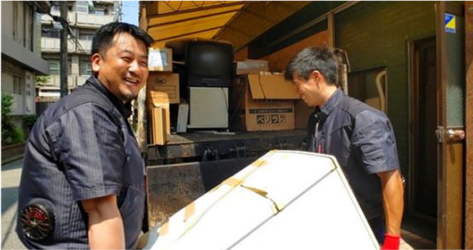 重たい冷蔵庫を持ち上げるベストワンスタッフ